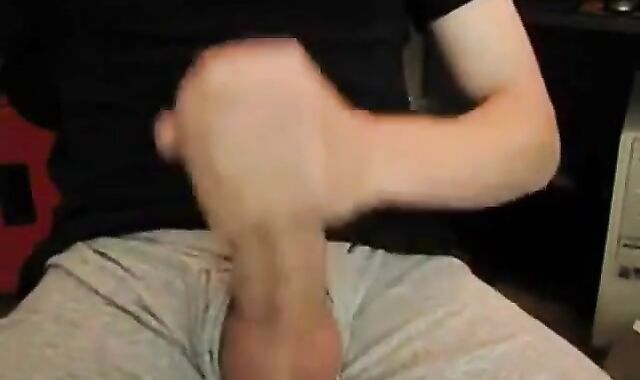 Amateur Twink Masturbates on Webcam