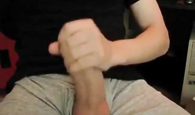 Amateur Twink Masturbates on Webcam