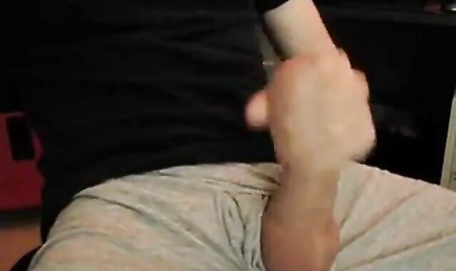 Amateur Twink Masturbates on Webcam