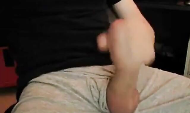 Amateur Twink Masturbates on Webcam