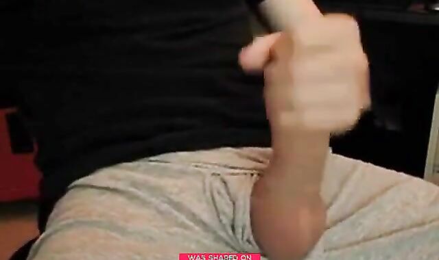 Amateur Twink Masturbates on Webcam