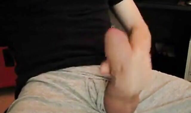 Amateur Twink Masturbates on Webcam
