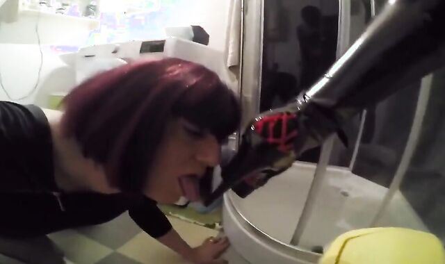 Kinky Crossdresser's Pissing Fun