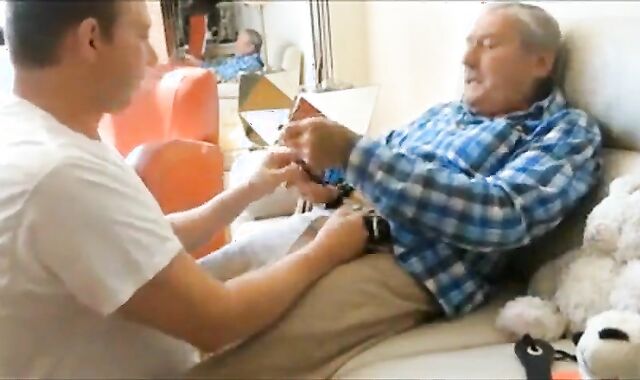 Père pipe - Amateur Hunk Suce