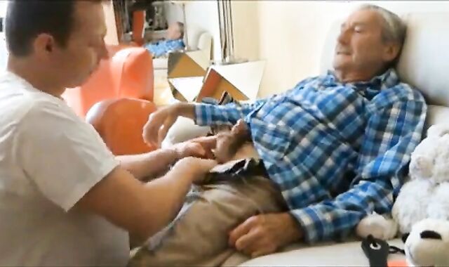 Père pipe - Amateur Hunk Suce