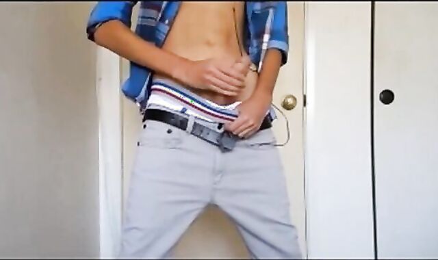 Twink Amateur Gets Off on Sagging
