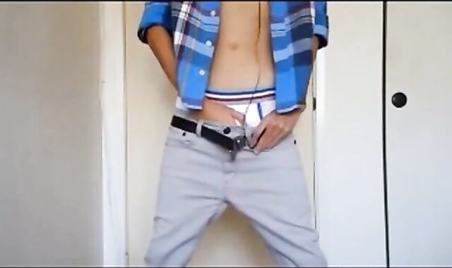 Twink Amateur Gets Off on Sagging