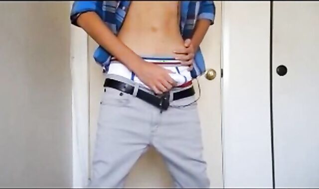 Twink Amateur Gets Off on Sagging