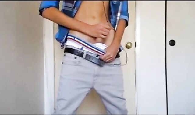 Twink Amateur Gets Off on Sagging