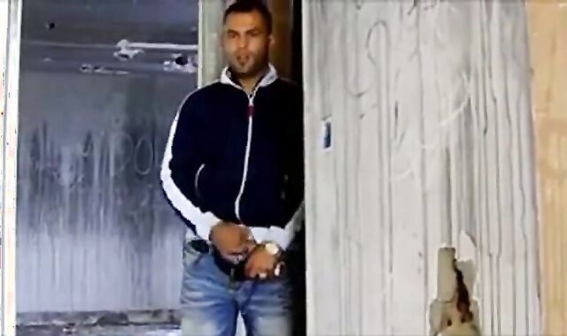 Espiando um macho latino amador se masturbando até o orgasmo