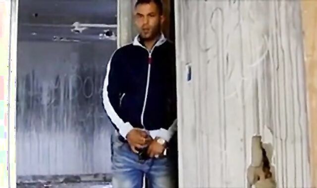 Espiando um macho latino amador se masturbando até o orgasmo