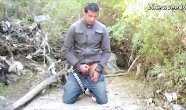 Espiando um macho latino amador se masturbando até o orgasmo