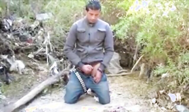 Espiando um macho latino amador se masturbando até o orgasmo