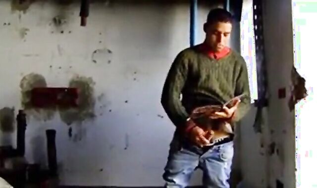 Espiando um macho latino amador se masturbando até o orgasmo