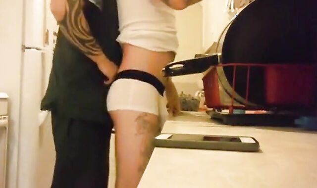 Bareback Quickie Before Dinner with My Amateur Hunk