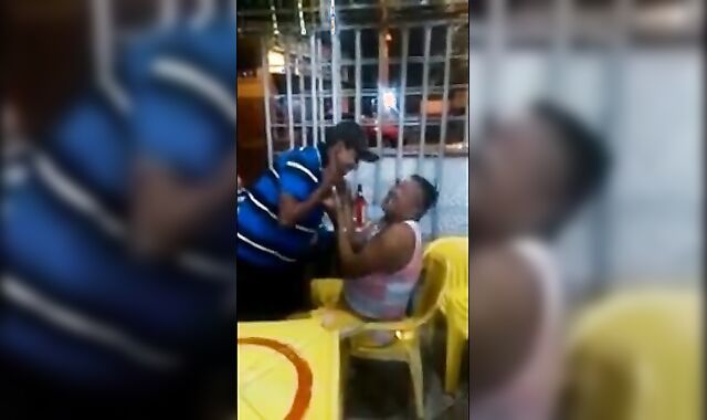 Velho gay latino pega um cara no bar