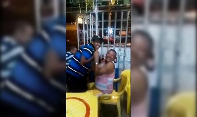 Velho gay latino pega um cara no bar
