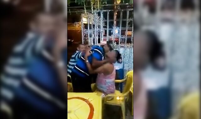 Velho gay latino pega um cara no bar