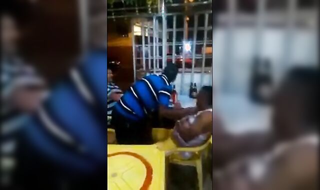 Velho gay latino pega um cara no bar