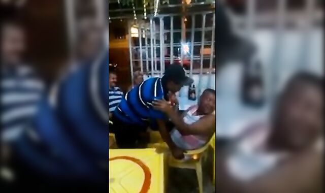 Velho gay latino pega um cara no bar