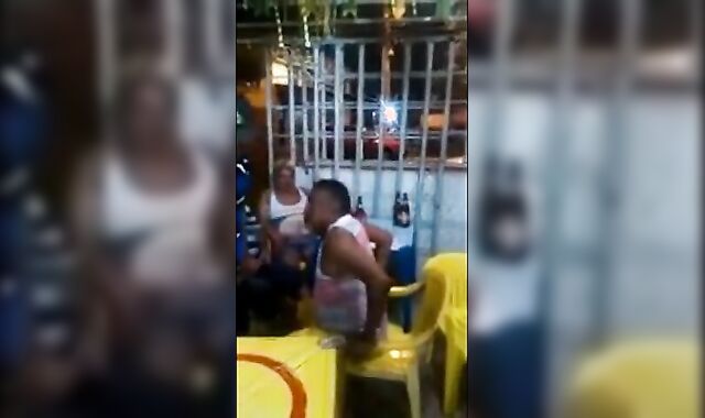 Velho gay latino pega um cara no bar