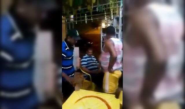 Velho gay latino pega um cara no bar