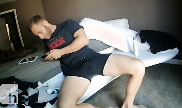 Big-Cock Hunk Strokes on Bed to Porn