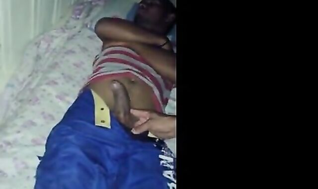 Amigo dormiu, pau na mao - Sexo gay amador com latinos