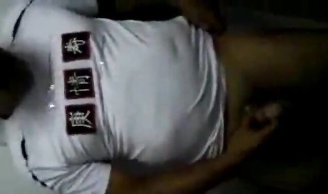 Caminhoneiro Maduro Trocando Óleo no Banheiro