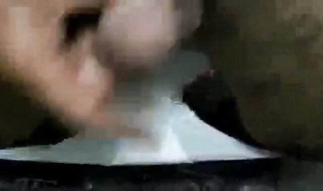 Caminhoneiro Maduro Trocando Óleo no Banheiro