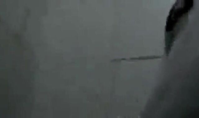 Caminhoneiro Maduro Trocando Óleo no Banheiro