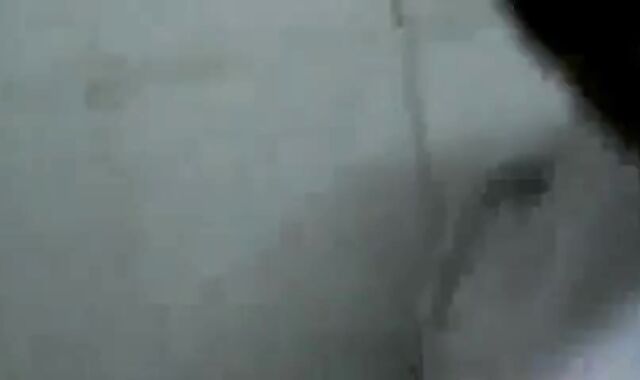 Caminhoneiro Maduro Trocando Óleo no Banheiro