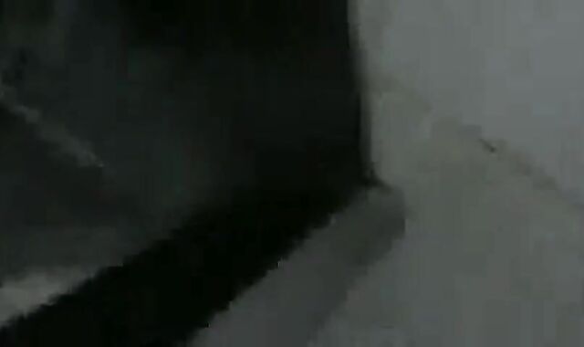 Caminhoneiro Maduro Trocando Óleo no Banheiro