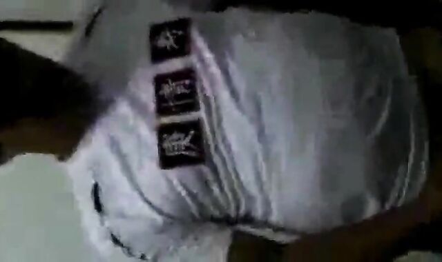 Caminhoneiro Maduro Trocando Óleo no Banheiro