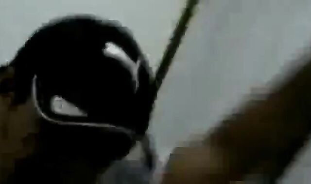 Caminhoneiro Maduro Trocando Óleo no Banheiro