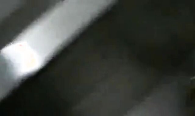 Caminhoneiro Maduro Trocando Óleo no Banheiro