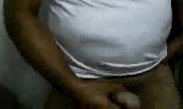 Caminhoneiro Maduro Trocando Óleo no Banheiro