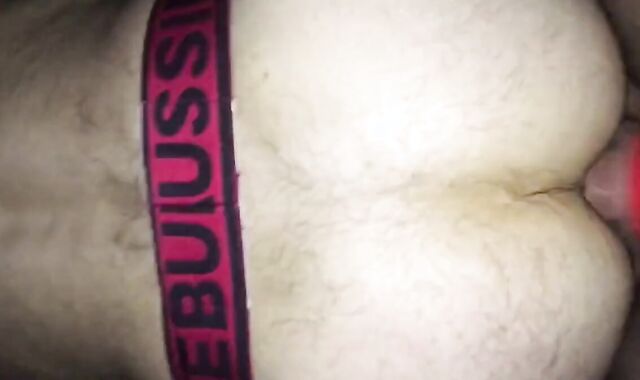 Un ours mature baise une plus jeune sans capote