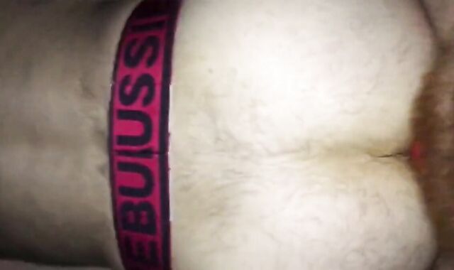 Un ours mature baise une plus jeune sans capote