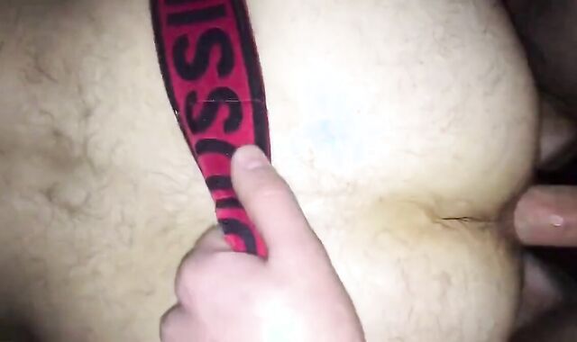 Un ours mature baise une plus jeune sans capote