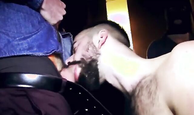 plenty of-pound-out Tragando Leche De Varias Pollas