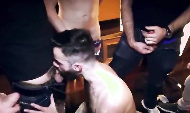 plenty of-pound-out Tragando Leche De Varias Pollas