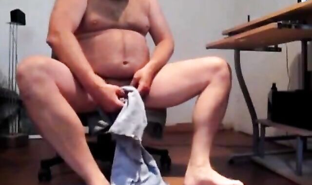 Amateur Daddy Bear Jacks Off