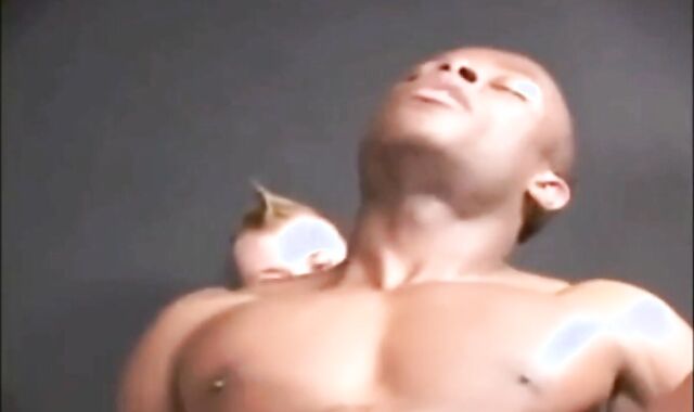 Pale White 10-Pounder pummels dark-hued faggot wazoo