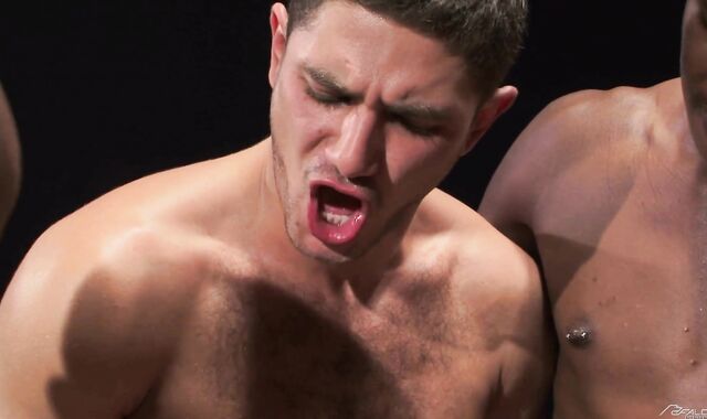 Mad Stallion: Bodybuilder Trelino bi-racial assfuck