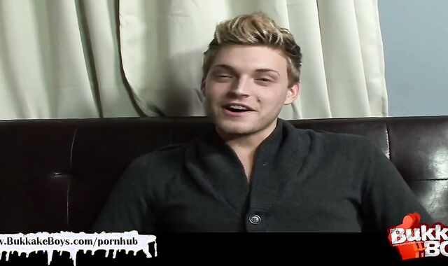 blondie Blue Saw Hunk Is On His Knees Getting His messy Face Creamed