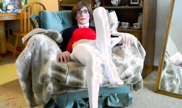 Skinny Crossdresser Masturbates on Webcam