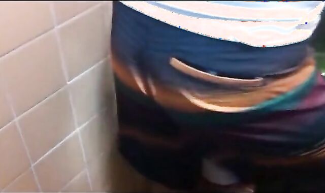 Dois caminhoneiros maduros transando no banheiro