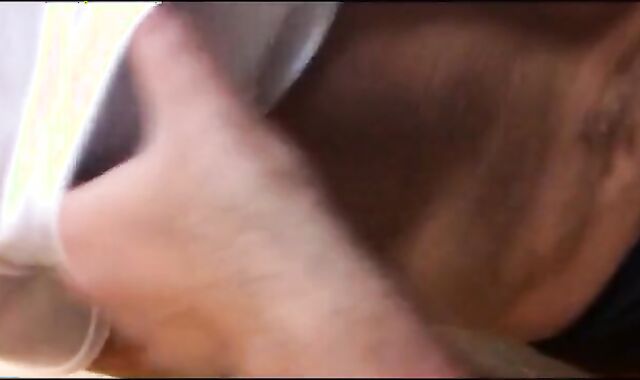 Dois caminhoneiros maduros transando no banheiro