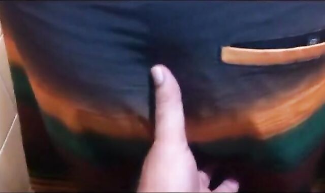 Dois caminhoneiros maduros transando no banheiro